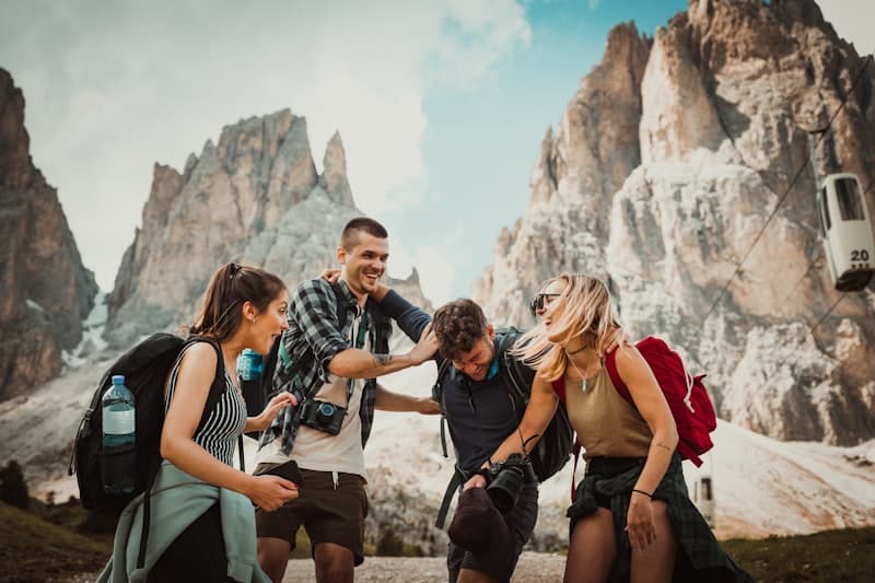 Pareja explorando una ciudad europea